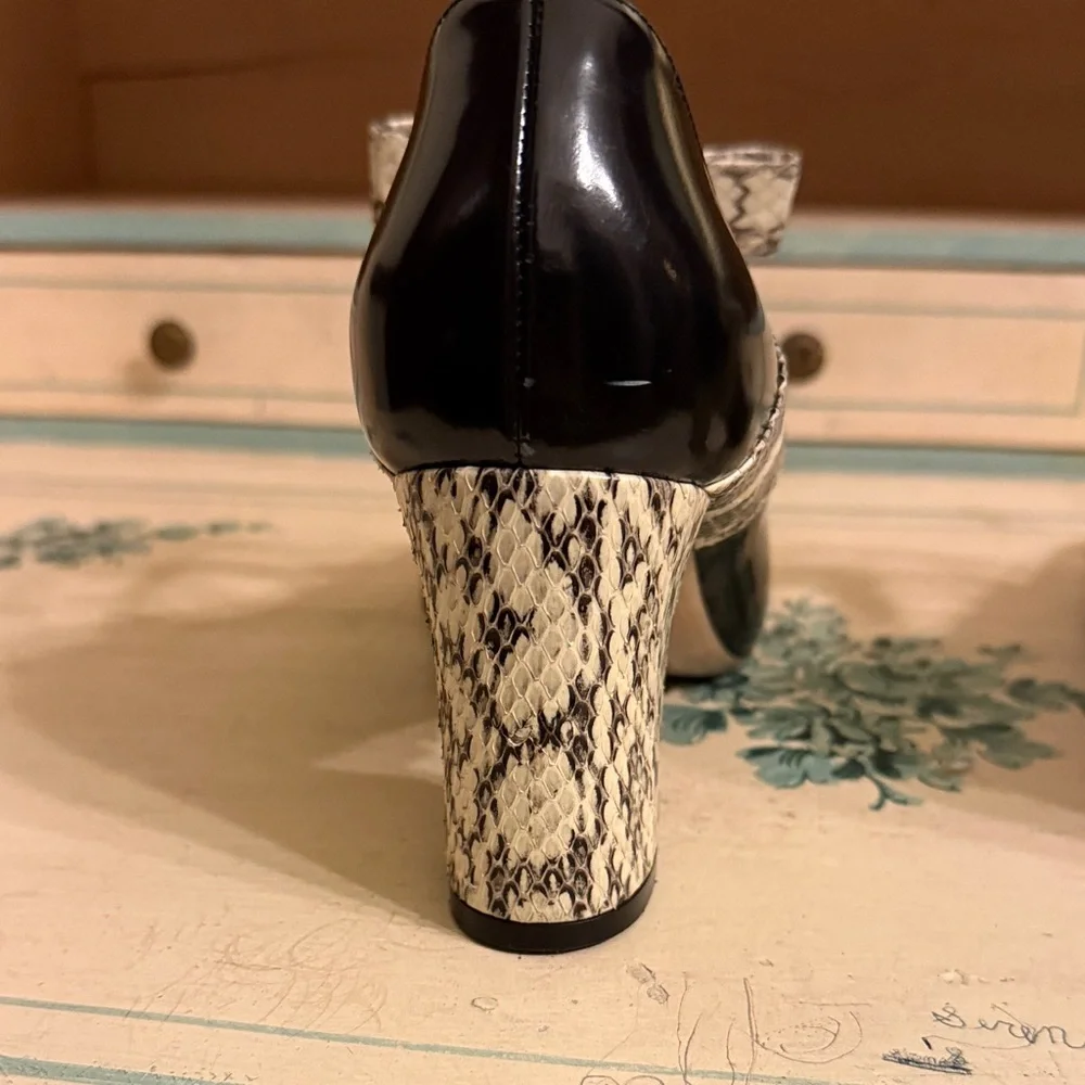 Gucci Black Patent Leather Pumps with Snake-Print Bow Strap - Picture 8 of 15